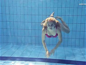 super hot Elena demonstrates what she can do under water